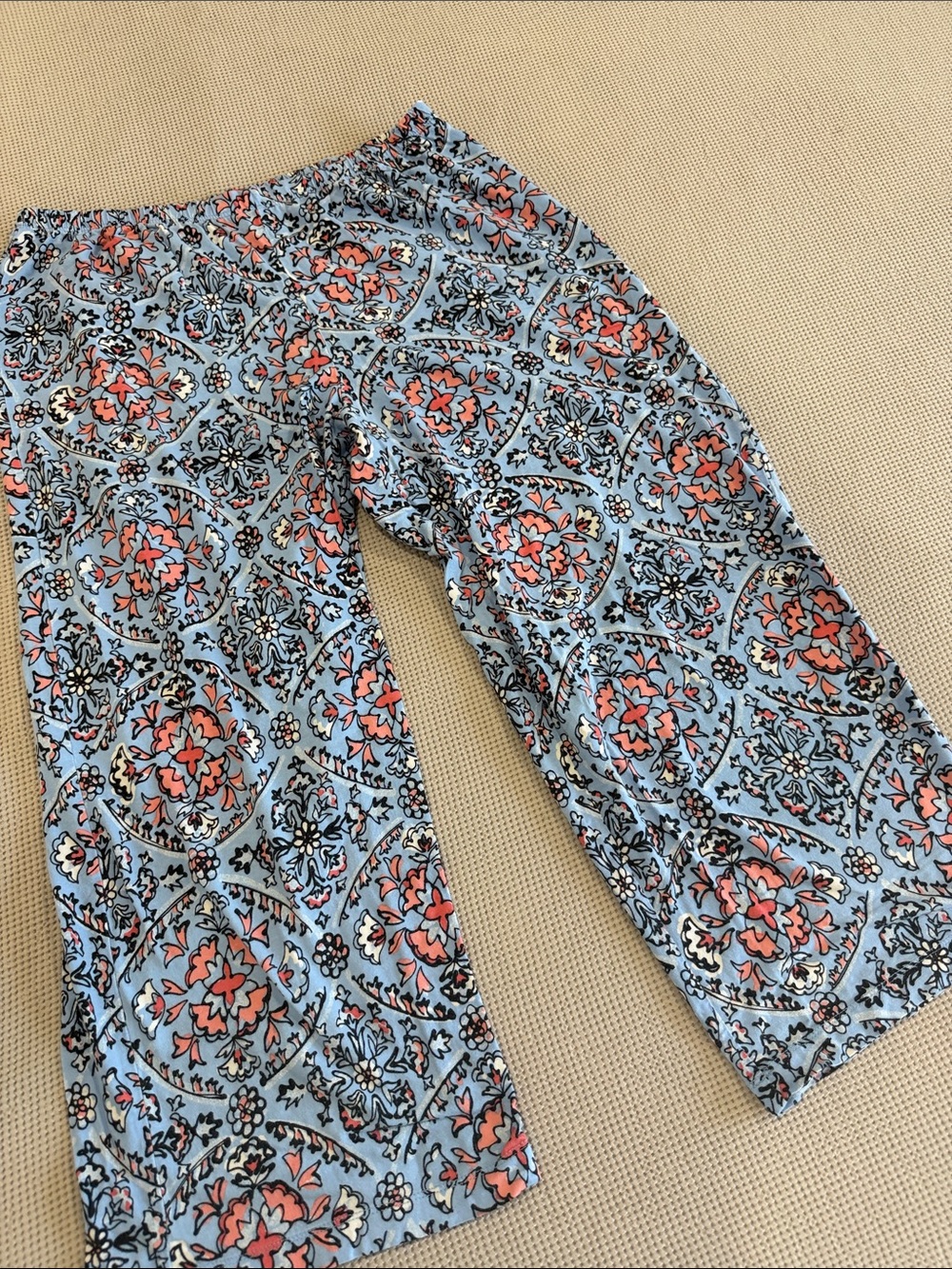 HUE Blue Printed Capris with Coral Floral Pattern